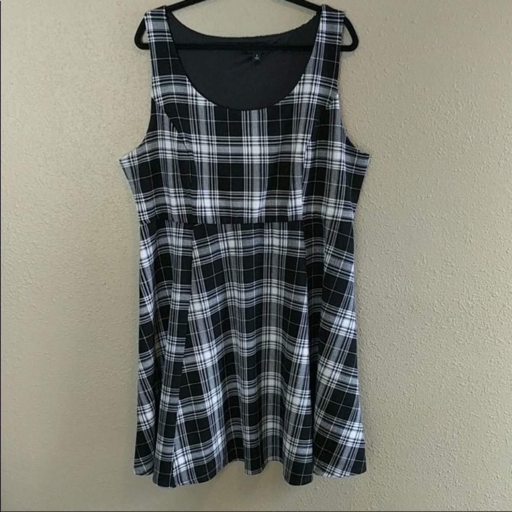 Torrid- black and white plaid dress size 2